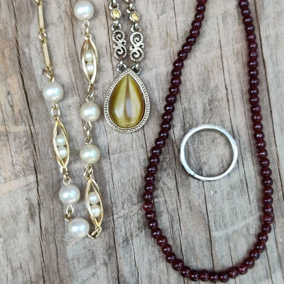 Large 35 piece vintage-now jewelry lot - Picture 3 of 16